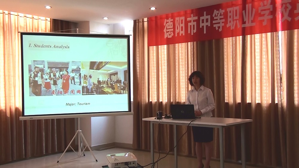 旅游学校老师正在进行说课比赛.JPG