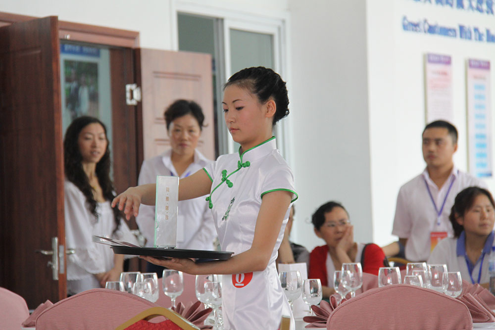 中餐宴会摆台比赛1.JPG