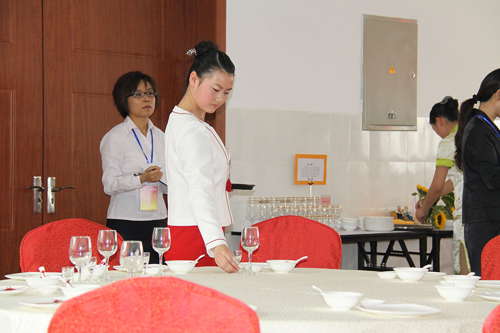 中餐宴会摆台比赛2.JPG